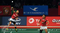 Pebulutangkis ganda putri Indonesia, Greysia Polii (kiri) melakukan smesh kearah Yin Loo Lim/Yean Lee Meng (Malaysia) di Total BWF Championships 2015 di Jakarta, Rabu (12/8/2015). Greysia/Nitya unggul 17-21, 21-13, 21-11. (Liputan6.com/Helmi Fithriansyah)