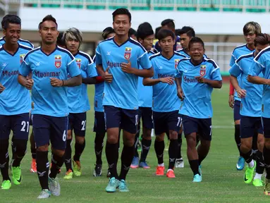 Pemain Timnas Myanmar berlari jelang latihan resmi laga persahabatan melawan Timnas Indonesia U-22 di Stadion Pakansari, Kab Bogor, Senin (20/3). Timnas Indonesia U-22 akan melakoni laga uji coba lawan Myanmar, (21/3). (Liputan6.com/Helmi Fithriansyah)