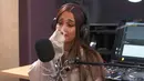 Ariana Grande menangis saat melakukan wawacara di sebuah radio. (YouTube)