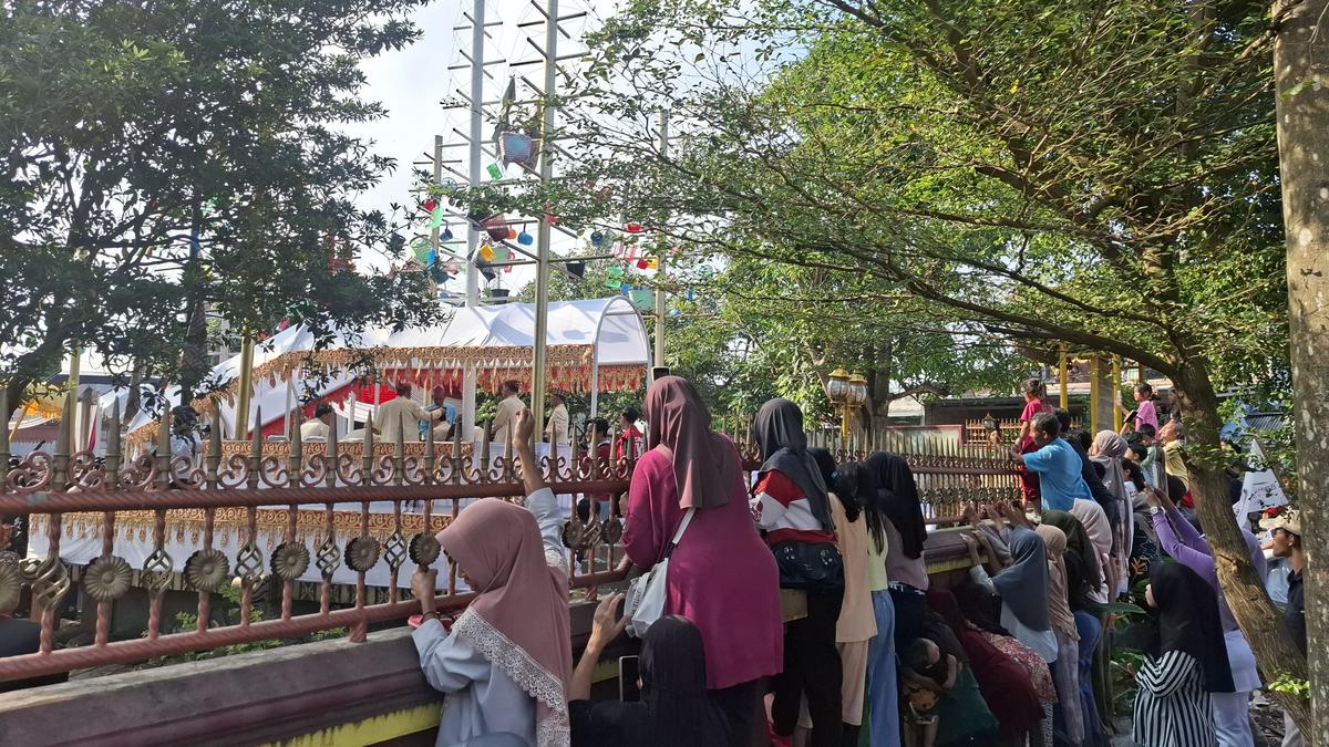 Emak-Emak di Lampung Rela Panjat Tembok Demi Lihat Jokowi