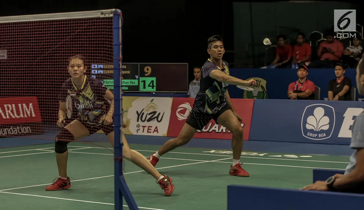 Ganda Campuran Indonesia, Alfian Eko Prasetya/Annisa Saufika beraksi saat melawan Kenta Kazuno/Ayane Kurihara (Jepang) di laga pertama Indonesia Open 2017 di Jakarta, Selasa (13/6). Alfian/ Annisa unggul dengan skor 21-21. (Liputan6.com/Faizal Fanani)