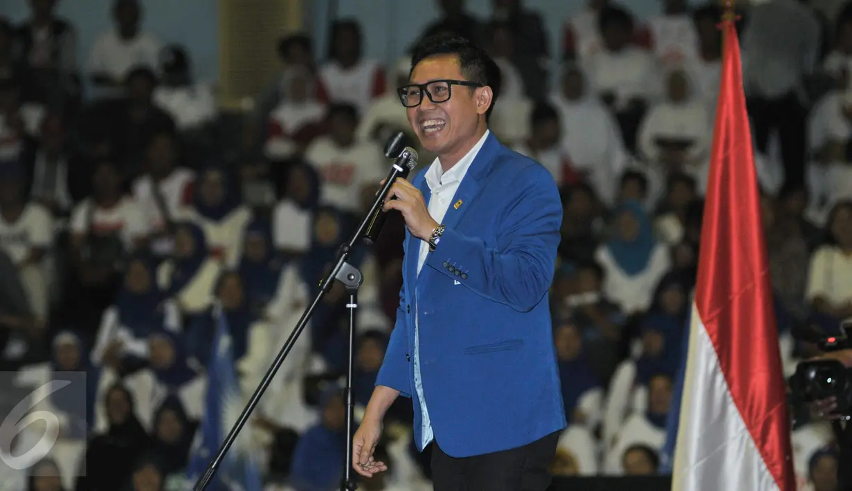 Ketua DPW PAN Jakarta, Eko Hedro Purnomo menyapa pendukungnya di GOR Jakarta Utara, Sabtu (18/3). DPW PAN DKI Jakarta deklarasikan dukungannya untuk Anies-Sandi sebagai Cagub dan Cawagub DKI Jakarta. (Liputan6.com/Yoppy Renato)