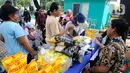 Warga membeli bahan kebutuhan pokok dengah harga di bawah harga eceran tertinggi (HET) saat kegiatan operasi pasar di Kantor Kelurahan Sawah, Tangerang Selatan, Banten, Kamis (29/9/2022). Dinas Perindustrian dan Perdagangan (Disperindag) Kota Tangerang Selatan menggelar operasi pasar di tujuh kecamatan dalam rangka penanganan inflasi sebagai dampak kenaikan harga bahan bakar minyak (BBM). (merdeka.com/Arie Basuki)