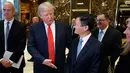 Dalam pertemuan tersebut, Jack Ma dan Trump akan fokus pada rencana ekspansi perusahaan e-commerce China ke Amerika, New York, Senin (9/1). (AP Photo/Evan Vucci)