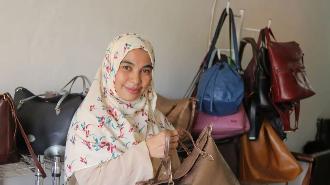 BERANI BEDA: Meri Yu Arif Merajut Laba dari Tas Kulit Ciamik