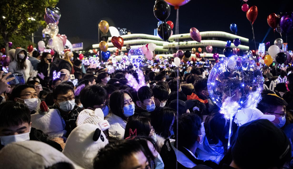 Orang-orang  selama hitung mundur Tahun Baru di Wuhan di provinsi Hubei,  China (1/1/2021). Ribuan orang berdesakan di pusat kota Wuhan untuk menghitung mundur Hari Tahun Baru. (AFP/Noel Celis)