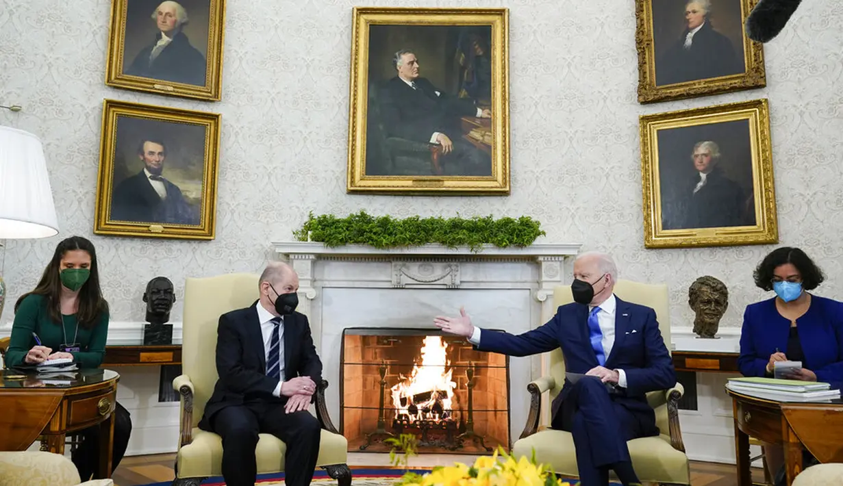 Presiden AS Joe Biden (kedua kanan) memberi isyarat saat pertemuan dengan Kanselir Jerman Olaf Scholz di Kantor Oval Gedung Putih, Washington, AS, 7 Februari 2022. AS dan Jerman menjalin kerja sama untuk mencegah agresi Rusia di Eropa serta tantangan yang ditimbulkan China. (AP Photo/Alex Brandon)