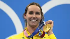 Perenang Australia Emma McKeon berpose setelah memenangkan medali emas gaya bebas 50 meter putri Olimpiade Tokyo 2020 di Tokyo, Jepang, Minggu (1/8/2021). McKeon mencetak sejarah baru sebagai perenang putri pertama yang meraih tujuh medali dalam satu gelaran Olimpiade. (AP Photo/Gregory Bull)