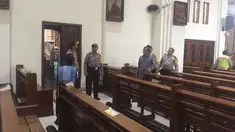 Sejumlah petugas yang dilengkapi alat seperti detektor logam menyisir bagian luar dan dalam gereja, menjangkau setiap sudut tempat ibadah tersebut.