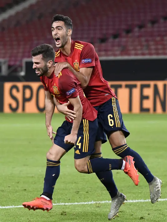 Bek Spanyol Jose Luis Gaya Pena (kiri) berselebrasi usai mencetak gol ke gawang Jerman pada pertandingan UEFA Nations League di Stuttgart, Jerman (3/9/2020). Jerman bermain imbang 1-1 atas Spanyol. (AFP Photo/Thomas Kienzle)