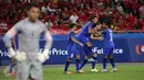 Sejumlah pemain Thailand U-23 melakukan selebrasi usai menjebol gawang Indonesia di laga semifinal sepak bola SEA Games ke-28 di National Stadium Singapore, Sabtu (13/6/2015). Indonesia kalah 0-5. (Liputan6.com/Helmi Fithriansyah)