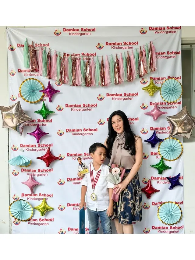 6 Potret Yusuf Anak Larissa Chou Lulus TK, Ditemani Ikram Rosadi dan Sang Nenek