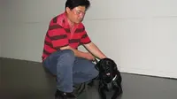 Seekor anjing bernama Qiaoqiao tengah menjadi perbincangan penduduk Beijing, Tiongkok. 