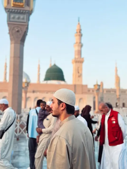 Layaknya orang yang menjalankan ibadah umrah, Bryan Domani tampil islami dengan pakaian muslim dan kopiah