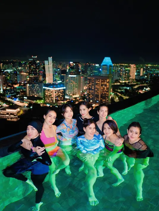 Tak sendirian, terlihat beberapa public figure lain yang turut berenang bareng Fuji. Seperti diantaranya  Nagita Slavina, Syahnaz Sadiqah, Caca Tengker, hingga Nia Ramadhani.  [@fuji_an]