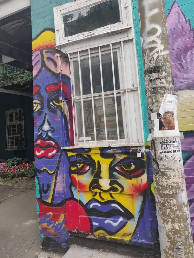 7 Potret Desain Pintu Anti-Mainstream Ini Bisa Bikin Tamu Mikir - Hot