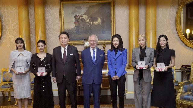 Blackpink dapat gelar kehormatan MBE dari Raja Charles III. Hadir pula Presiden Korea Selatan Yoon Suk Yeol dan Ibu Negara Kim Keon Hee.(Victoria Jones/Pool Photo via AP)
