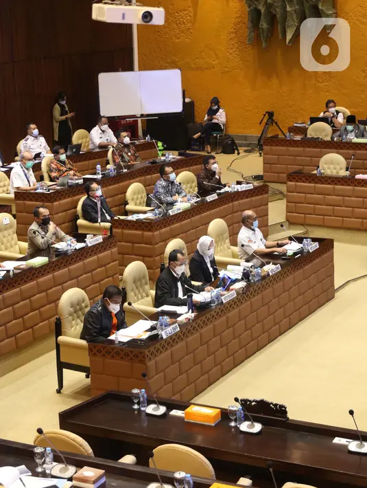 Suasana rapat Menteri Perhubungan Budi Karya Sumadi bersama Komisi V DPR RI di kompleks parlemen, Jakarta, Rabu (3/2/2021). Pesawat Sriwijaya Air SJ 182 rute Jakarta-Pontianak jatuh di perairan antara Pulau Laki dan Pulau Lancang pada Sabtu 9 Januari 2021.  (Liputan6.com/Angga Yuniar)