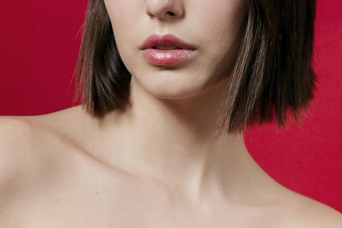 Close up bibir seorang perempuan dengan rambut pendek (Foto Dok: Freepik/freepik)