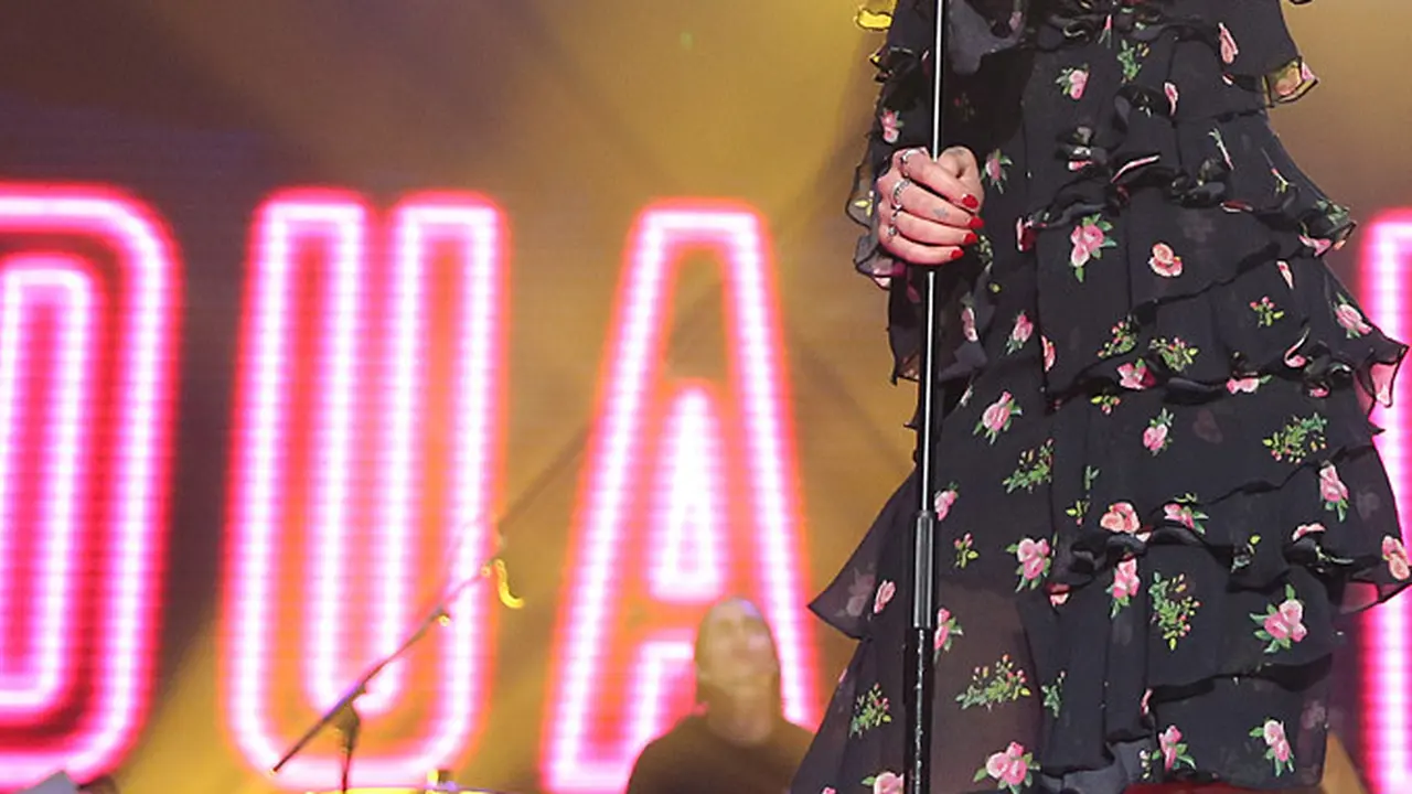 [Bintang] Dua Lipa