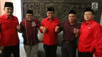 Ketua Umum PKB Muhaimin Iskandar atau Cak Imin (dua kiri) foto bersama Sekjen PDIP Hasto Kristiyanto (tengah) dan jajaran pengurus PDIP di Kantor PKB, Jakarta, Selasa (10/4). Pertemuan membahas Pilpres 2019. (Liputan6.com/Angga Yuniar)