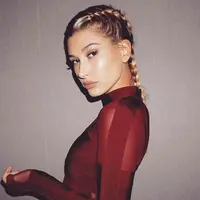 Hailey Baldwin tampak menawan dengan kepangan di rambutnya ya, girls! (instagram/haileybaldwin)