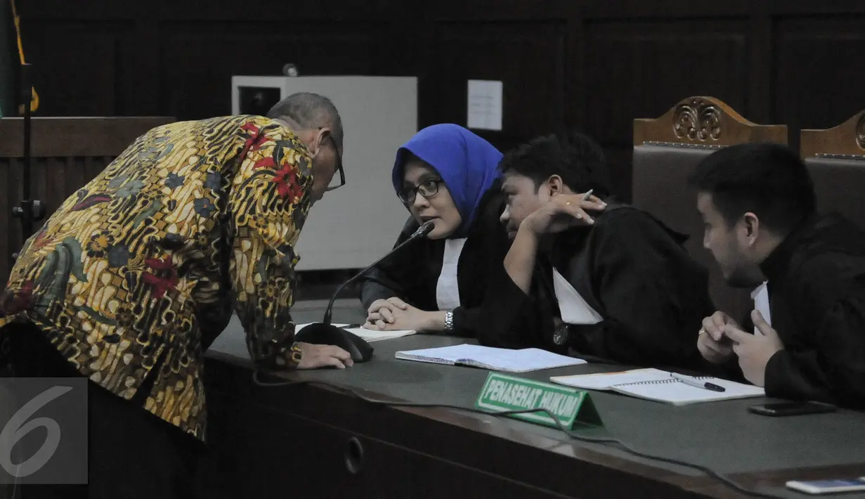 Terdakwa perantara suap Panitera PN Jakarta Pusat, Doddy Aryanto Supeno berdiskusi dengan kuasa hukumnya sebelum mendengarkan pembacaan putusan di Pengadilan Tipikor Jakarta, Rabu (14/9). Doddy divonis 4 tahun penjara. (Liputan6.com/Faizal Fanani)