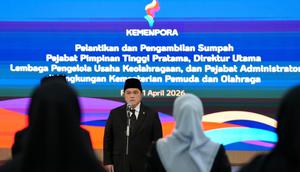 Menteri Pemuda dan Olahraga (Menpora) RI, Erick Thohir (kanan), tengah melantik Pejabat Pimpinan Tinggi Pratama dan Pejabat Administrator di Auditorium Wisma Menpora, Jakarta, Rabu (1/4/2026). (Dok. Kemenpora)