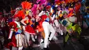 Para penari menari saat upacara pembukaan Karnaval Nice di Nice, Prancis, 11 Februari 2022. Tema karnaval edisi ke-149 kali ini adalah Raja Hewan. (AP Photo/Daniel Cole)