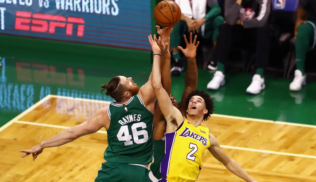 Pemain Boston Celtics, Aron Baynes #46 berebut bola dengan pemain pemain Lakers, Lonzo Ball #2 pada laga NBA basketball game di TD Garden, Boston, (8/11/2017). Celtics menang 107-96.   (Tim Bradbury/Getty Images/AFP)