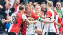 Kapten Feyenoord, Dirk Kuyt, melakukan selebrasi usai mencetak gol ke gawang Heracles Almelo di Stadion De Kuip, Rotterdam, Minggu (14/5/2017).  Feyenoord menang 3-1. (EPA/Kay Int Veen)