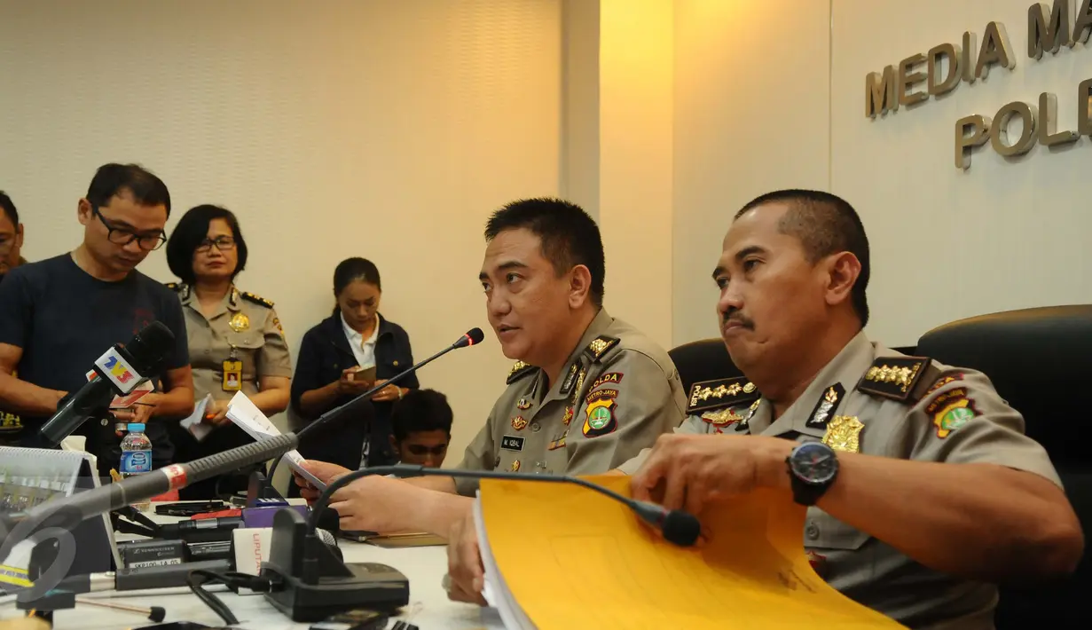 Kabid Humas Polda Metro Jaya, Kombes Pol Muhammad Iqbal (kedua kanan) bersama Kabid Dokkes PMJ Kombes Musyafak memberikan keterangan seputar kondisi terakhir korban teror (14/1/) lalu, Jakarta, Sabtu (14/1/2016). (Liputan6.com/Helmi Fithriansyah)