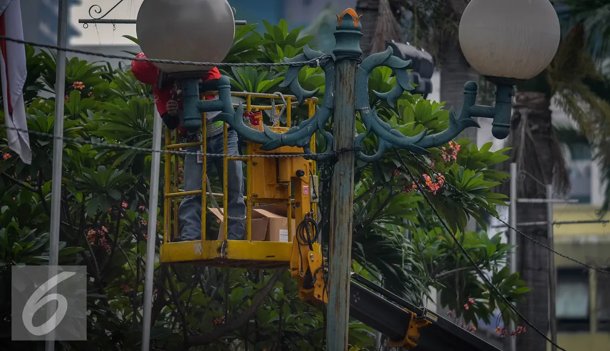 Lampu Jalan di Kawasan KH Wahid Hasyim mendapat perawatan, Jakarta, Selasa (27/9). Perawatan rutin dilakukan untuk memastikan penerangan untuk jalan dan patung tetap berfungsi dengan baik. (Liputan6.com/Faizal Fanani)