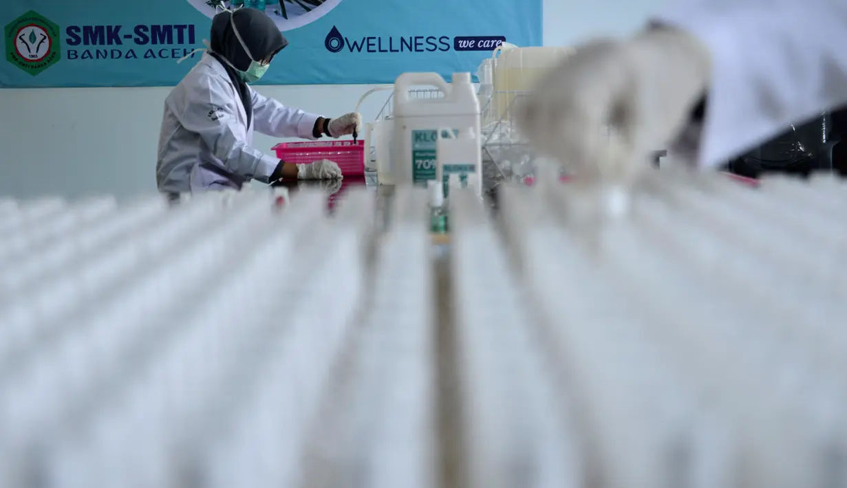Siswa Sekolah Menengah Kejuruan memproduksi cairan pembersih tangan di Banda Aceh, Aceh, Jumat (12/6/2020). Selain memproduksi cairan pembersih tangan (hand sanitizer), mereka juga membuat pelindung wajah untuk disumbangkan kepada tenaga medis penanganan COVID-19. (CHAIDEER MAHYUDDIN/AFP)