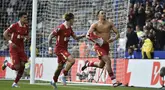 Pemain Liverpool, Trent Alexander-Arnold (kanan) melakukan selebrasi dengan membuka baju setelah mencetak gol kemenangan timnya ke gawang Leicester City dalam laga lanjutan Liga Inggris 2024/2025 di King Power Stadium, Leicester, Inggris, Sabtu (20/04/2025) waktu setempat. (AP Photo/Rui Vieira)