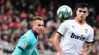 Penyerang Valencia, Maxi Gomez, berhasil mencetak dua gol ke gawang Barcelona pada laga pekan ke-21 La Liga Spanyol di Estadio de Mestalla, Sabtu (25/1/2020). (AFP/JOSE JORDAN)