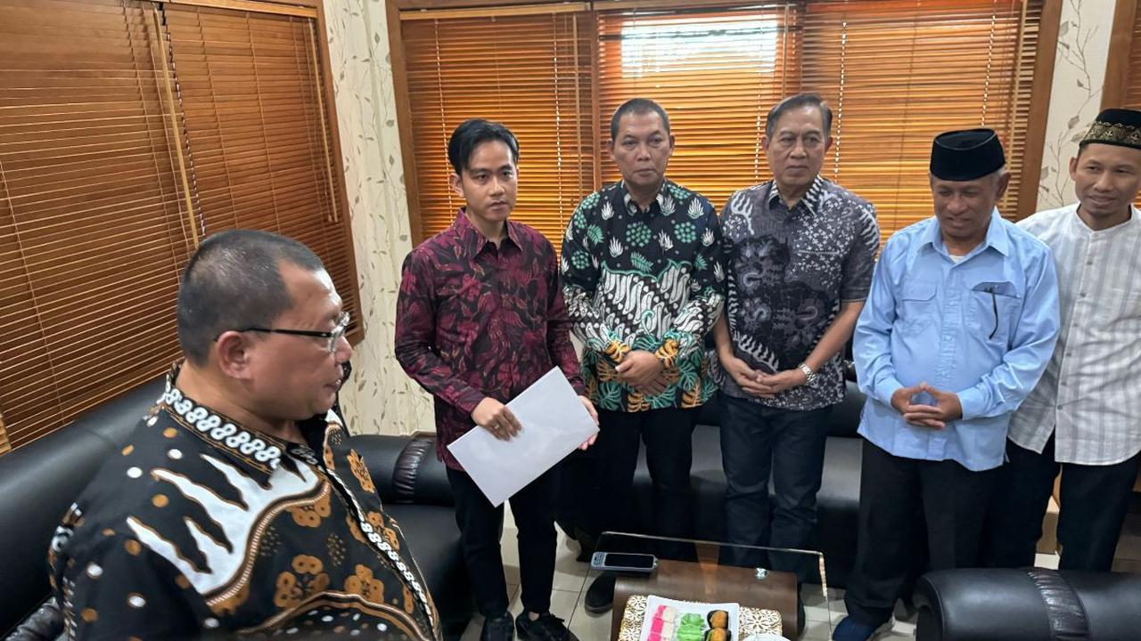 VIDEO: Gibran Mundur Kenapa Dihadiahi DPRD Surakarta Keris? Ternyata Ini Filosofinya
