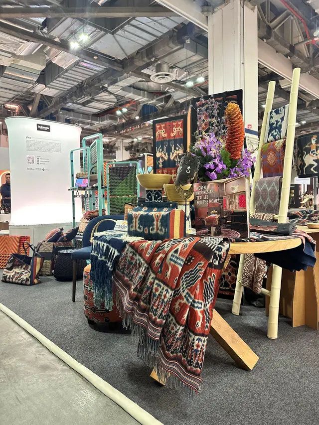 Tenun Sumba tak hanya dipakai dalam upacara adat, namun juga semakin dikenal di dunia internasional.