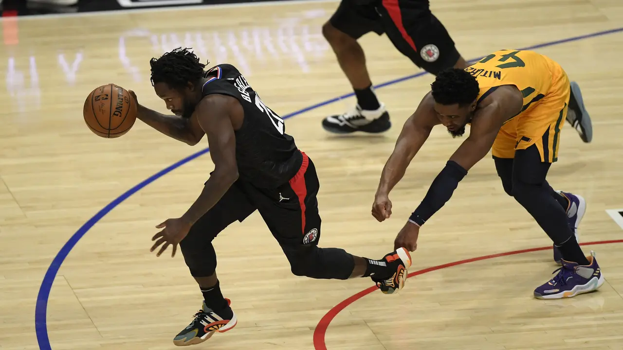 Patrick Beverley dikejar Donovan Mitchell