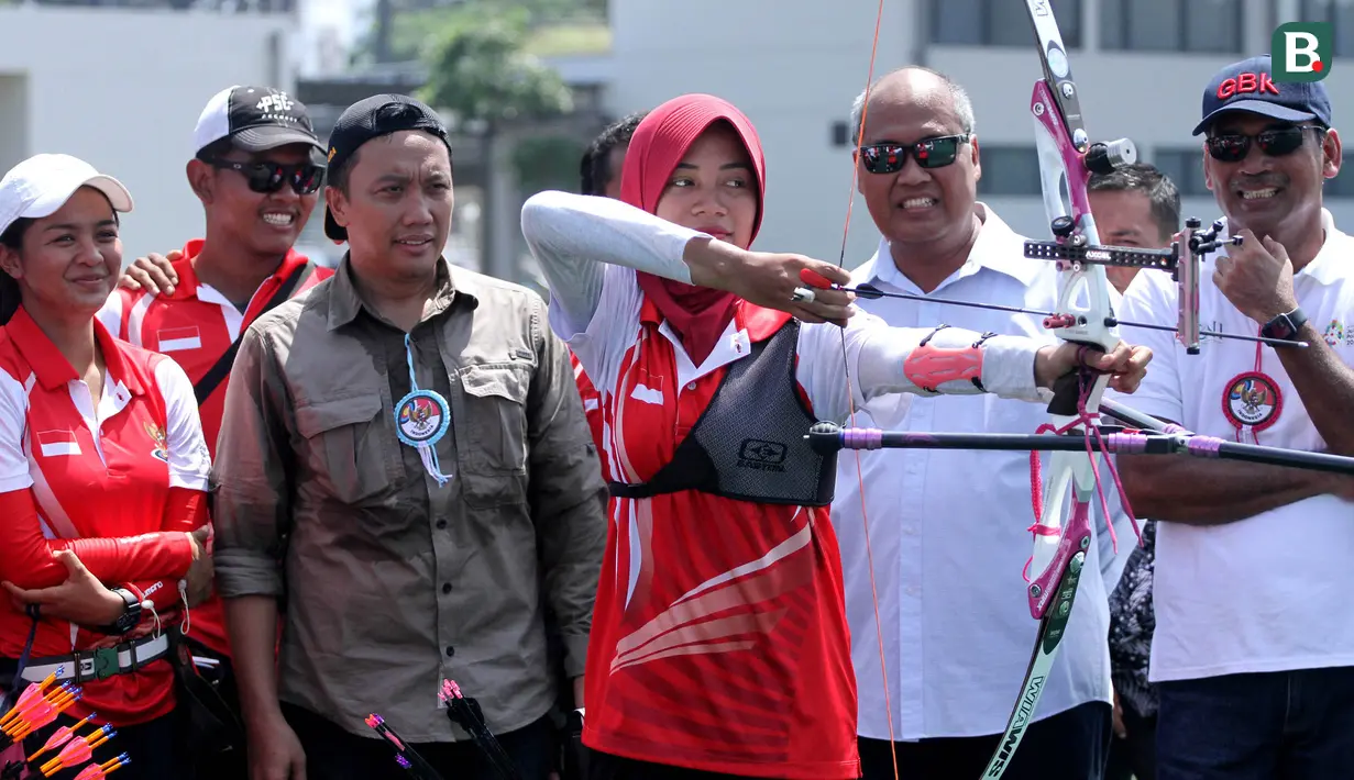 Kemenpora, Imam Nahrawi, saat memantau latihan Pelatnas panahan di Lapangan Panahan, GBK, Jakarta, Selasa (20/3/2018). Menpora mengunjungi beberapa Pelatnas untuk memastikan persiapan atlet jelang Asian Games 2018. (Bola.com/Asprilla Dwi Adha)