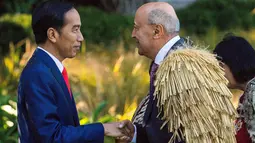 Presiden Indonesia Jokowi bersalaman dengan tetua Maori saat upacara penyambutan di Government House di Wellington, Selandia Baru (19/3). Jokowi ke Government House untuk bertemu Gubernur Jenderal Selandia Baru Sir David Gascoigne. (AFP/Marty Melville)