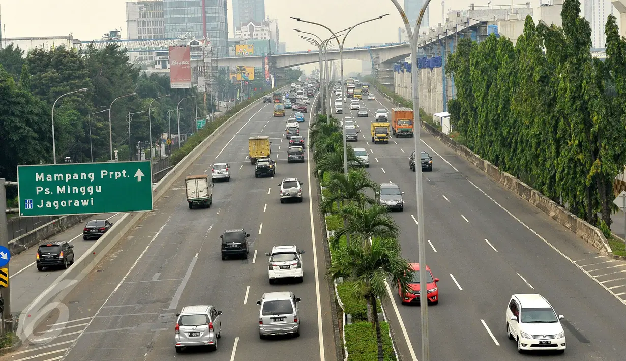 Sejumlah kendaraan mobil di dalam Tol Jorr Lingkar Luar Kota ke arah Cikampek dan Jagorawi terpantau padat di Kawasan Tol Fatmawati mengarah Pasar Rebo, Jakarta, Kamis (11/5). (Liputan6.com/Helmi Afandi) 