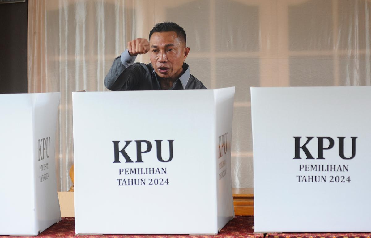Dharma Pongrekun nyoblos di TPS 31 Lebak Bulus