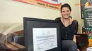 Penunjukan ambassador ini dilakukan sederhana dengan menyerahkan plakat kepada Melanie sebagai simbol resmi dimulai kerjasama Liputan6.com/Panji Diksana).