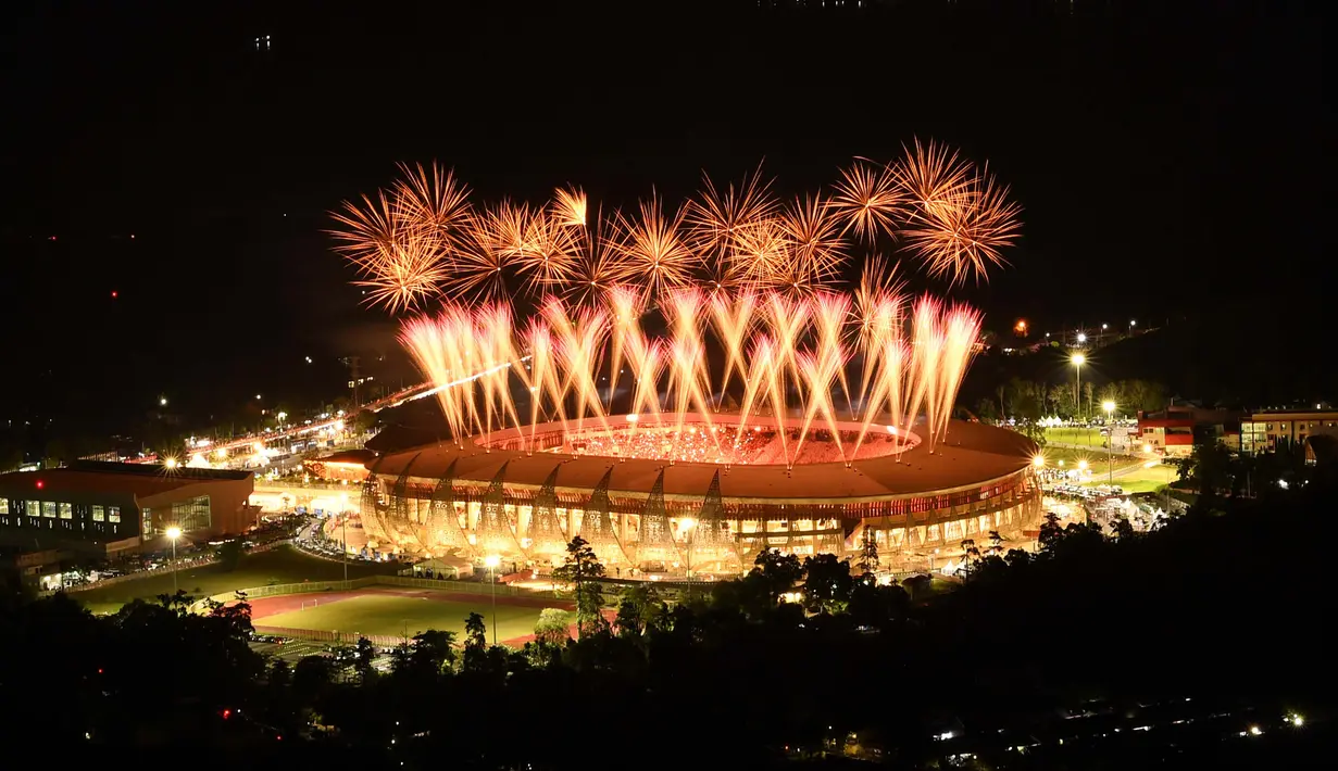 Suasana pertunjukan kembang api saat pembukaan PON Papua di Stadion Lukas Enembe, Sentani, Papua, Sabtu (2/10/2021). Perhelatan olahraga empat tahunan tersebut mengangkat tema 'Torang Bisa'. (ANTARA FOTO via InfoPublik/Zabur Karuru)