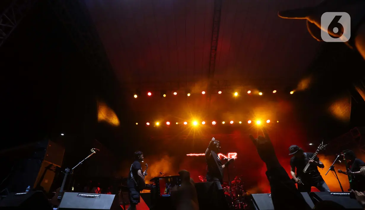 Penampilan Edane menggetarkan panggung Rock Legends Festival. (Liputan6.com/Helmi Fithriansyah)