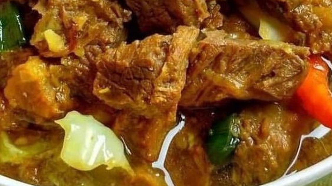 <b>1. Krengsengan Daging Sapi</b>
