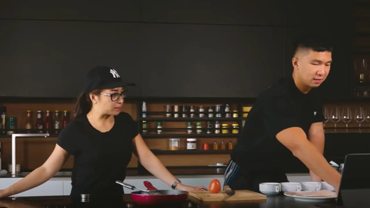 Romantis, Ini 6 Potret Indra Priawan Pertama Kali Masak Untuk Nikita Willy