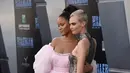 Cara Delevingne bersama penyanyi Rihanna saat tiba menghadiri pemutaran perdana film terbarunya, Valerian and the City of a Thousand Planets di Los Angeles, AS (17/7). Film ini digarap sutradara kondang Luc Besson. (Photo by Jordan Strauss/Invision/AP)