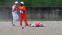 Pembalap cadangan Ducati, Michele Pirro, mengalami kecelakaan fatal pada sesi latihan bebas kedua (FP2) MotoGP Italia, di Sirkuit Mugello, Jumat (1/6/2018). (AFP/Tiziana Fabi)